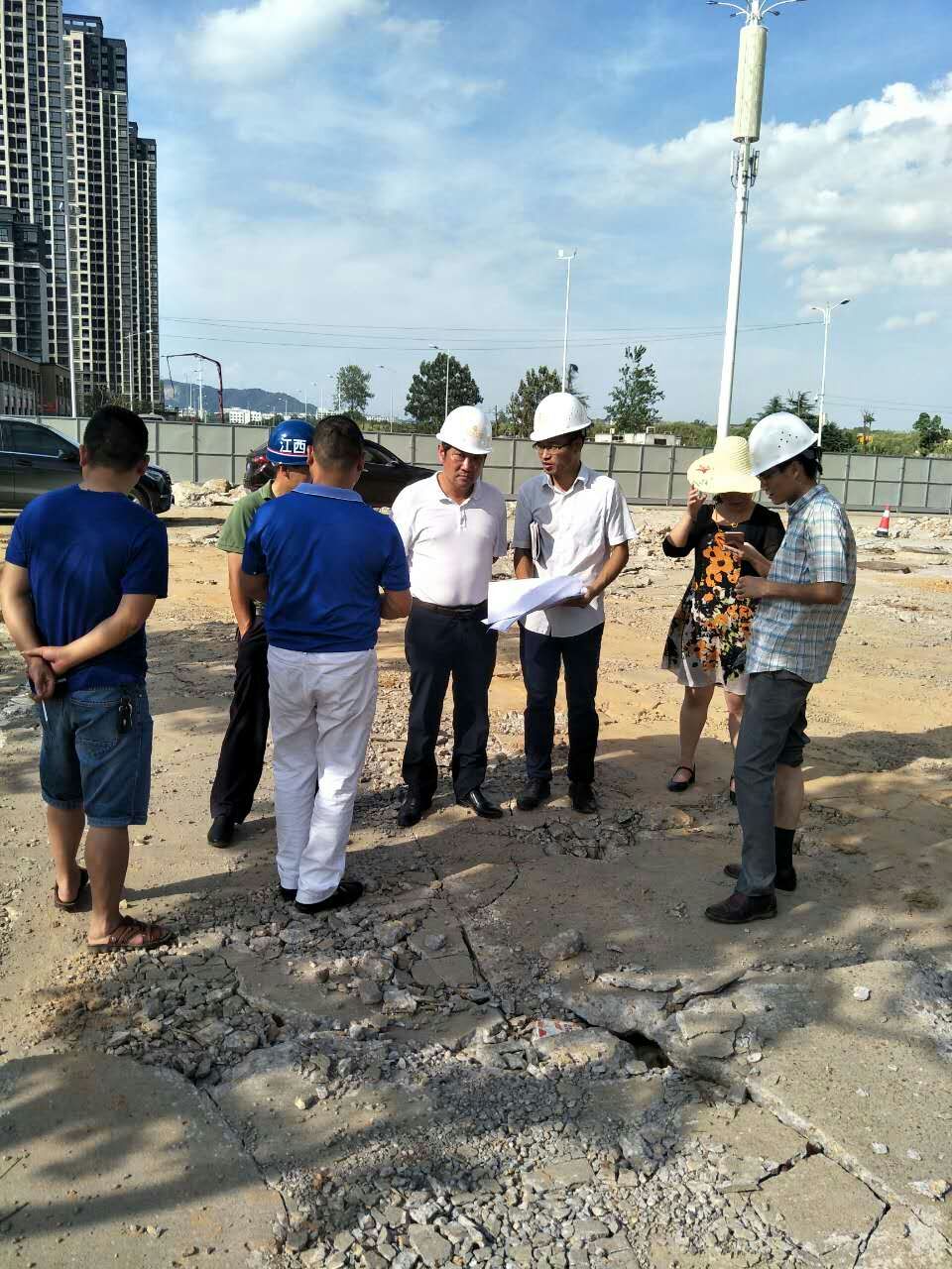 集團高管赴麥園路、富櫻路等道路施工現(xiàn)場指導工作