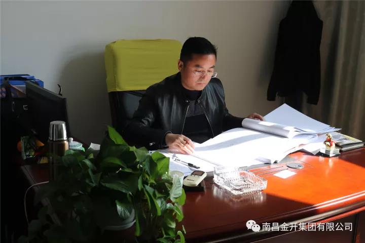 因?yàn)閾?dān)當(dāng)，他為科創(chuàng)城會(huì)議服務(wù)中心建設(shè)省下1個(gè)億！