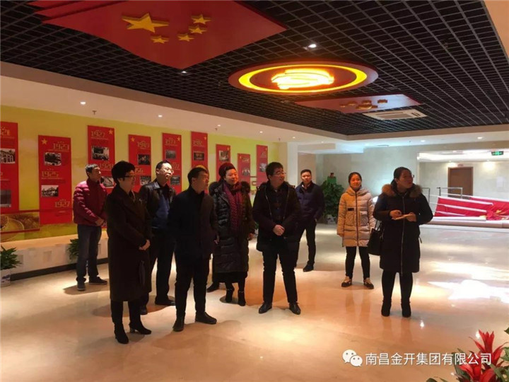 區(qū)組社部部長王勵(lì)參觀考察區(qū)黨群服務(wù)中心