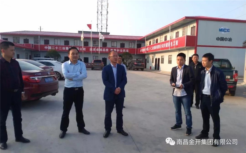 區(qū)管委會副調(diào)研員、住建局局長饒海鵬現(xiàn)場調(diào)度&ldquo;兩條路&rdquo;