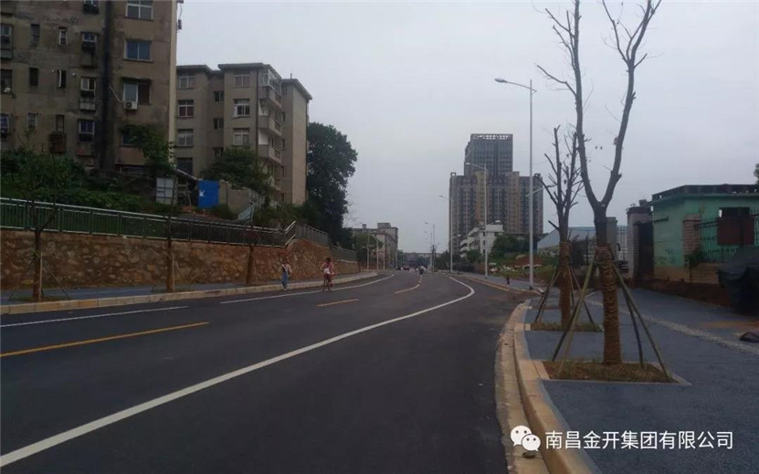 通車?yán)?！?jīng)開區(qū)首條彩色透水砼道路完工通車