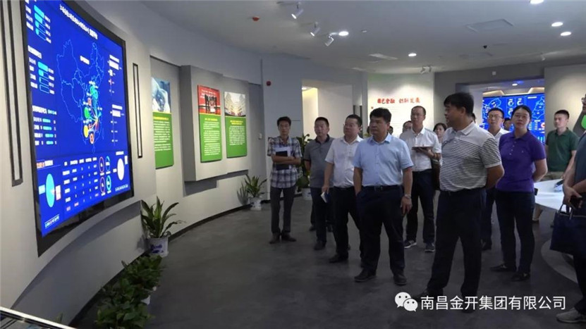 占勇書(shū)記現(xiàn)場(chǎng)調(diào)度綠創(chuàng)展示館提升改造工作