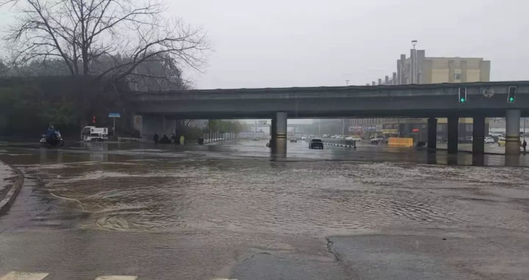 管護(hù)公司妥善處理道路積水問題 
