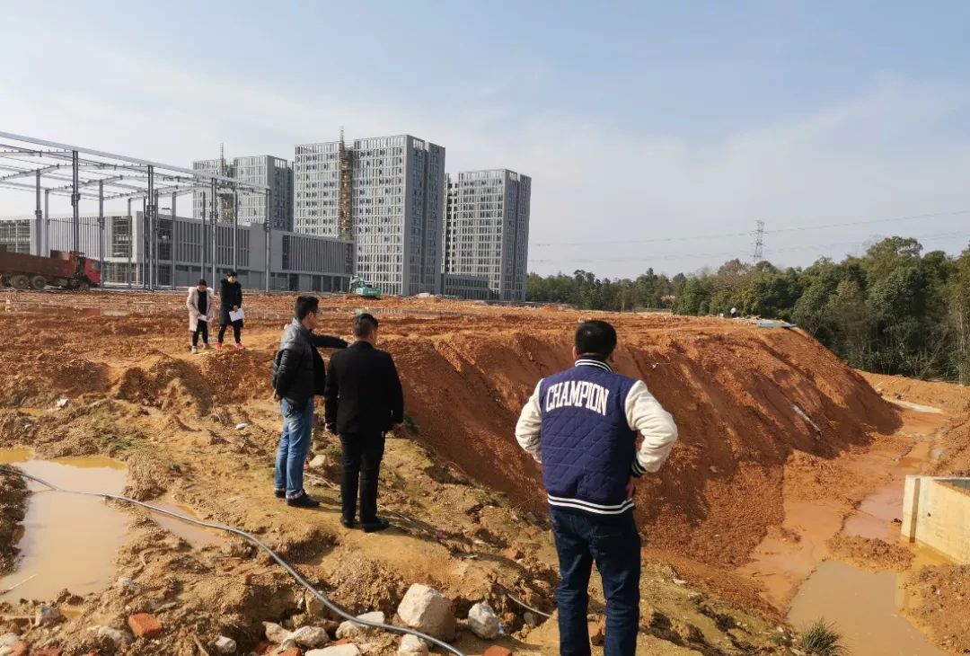實地巡查工地進(jìn)度 現(xiàn)場解決安全隱患 