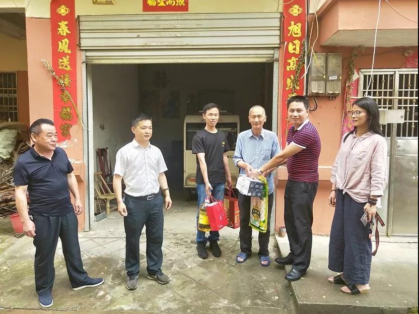 集團(tuán)機(jī)關(guān)黨支部開(kāi)展&ldquo;慰問(wèn)貧困戶 情暖端午節(jié)&rdquo;黨日活動(dòng)