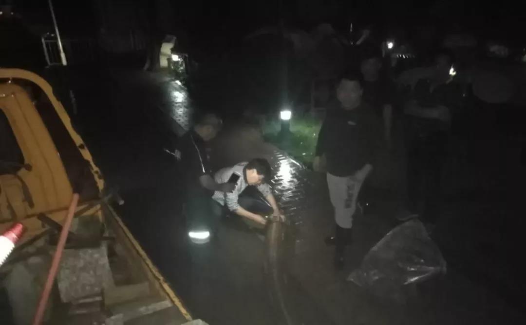 【點(diǎn)贊！】大雨淹了居民樓 管護(hù)公司迅速出動