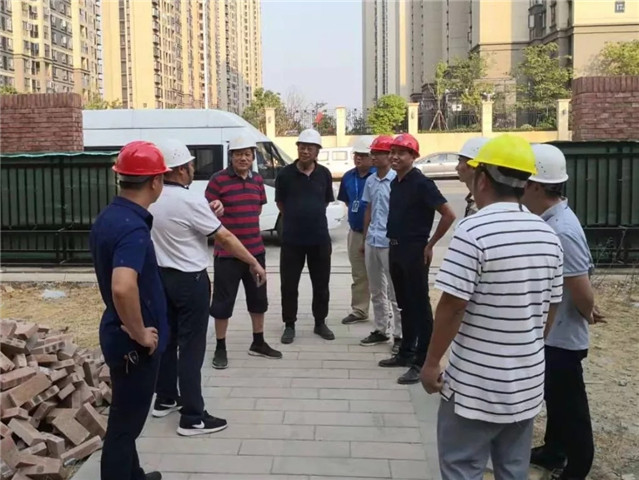 金開集團董事長謝榮華察看區(qū)社發(fā)口學校幼兒園教育民生項