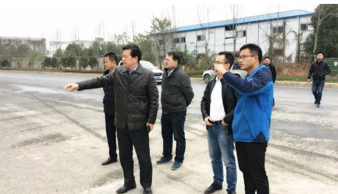 集團董事長謝榮華再次深入集團文明城市創(chuàng)建施工現(xiàn)場巡查