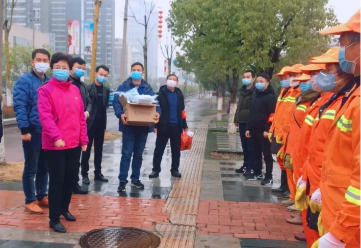 區(qū)工委委員、管委會(huì)副主任王勵(lì)帶隊(duì)看望一線環(huán)衛(wèi)工人