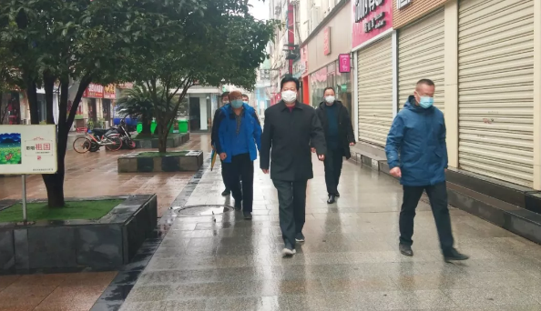 集團(tuán)黨委書記、董事長(zhǎng)謝榮華一行前往紫荊路步行街指導(dǎo)