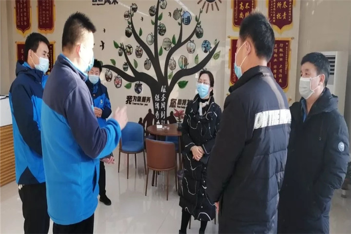集團(tuán)副總經(jīng)理周云督導(dǎo)金匠置業(yè)各個(gè)項(xiàng)目點(diǎn)的疫情防控工作