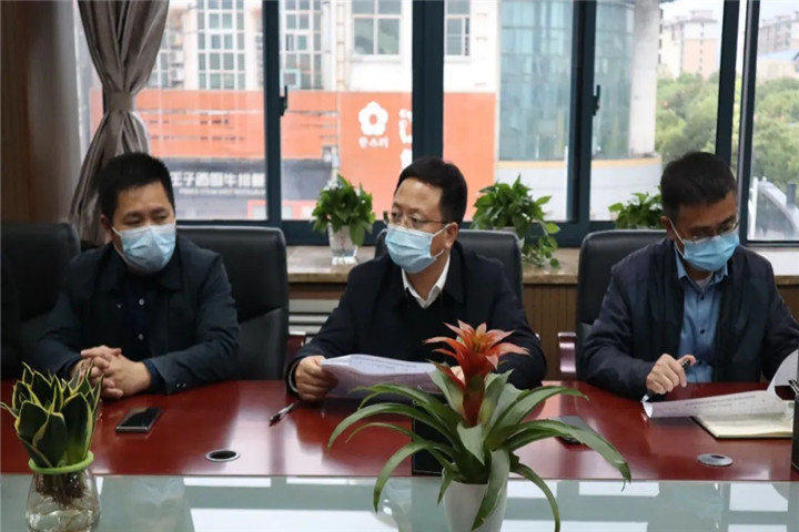 胡許亮主持召開集團臨時用地復(fù)綠復(fù)墾調(diào)度會