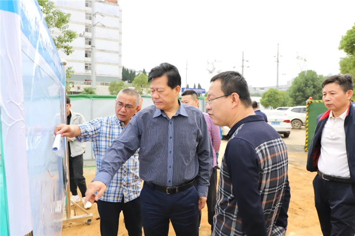董事長謝榮華前往中心城區(qū)路網(wǎng)施工現(xiàn)場調(diào)研項(xiàng)目建設(shè)