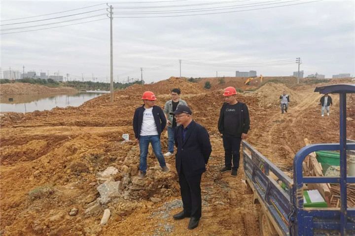 區(qū)住建局局長饒海鵬調(diào)度幸福河西側(cè)截污工程