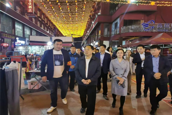 區(qū)黨工委副書記、管委會主任于立山一行夜訪紫荊夜市