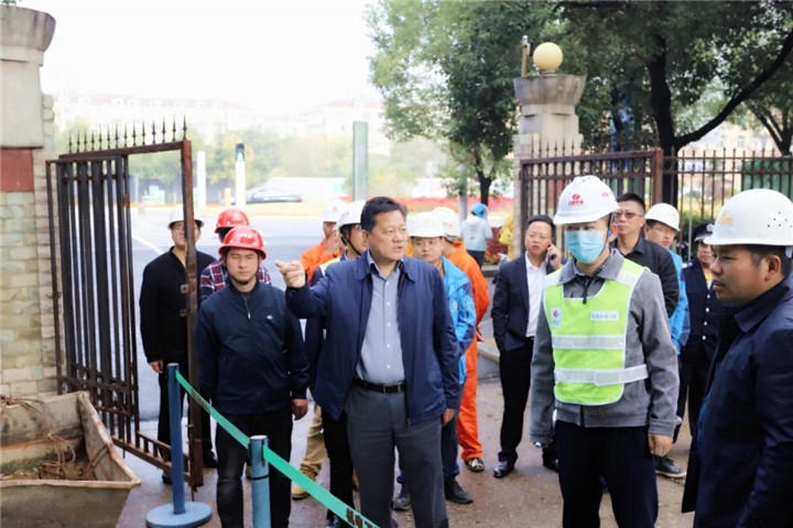 董事長(zhǎng)謝榮華實(shí)地調(diào)研城市建管十大提升項(xiàng)目建設(shè)情況
