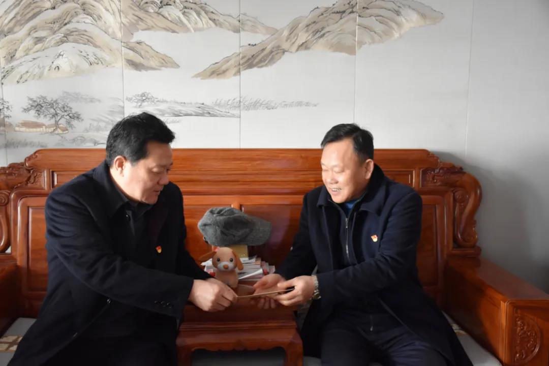 集團黨委書記、董事長謝榮華春節(jié)前走訪慰問退休老黨員