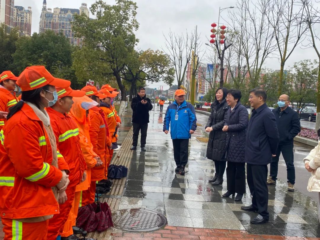 區(qū)黨工委委員、管委會(huì)副主任王勵(lì)一行慰問(wèn)環(huán)衛(wèi)工人