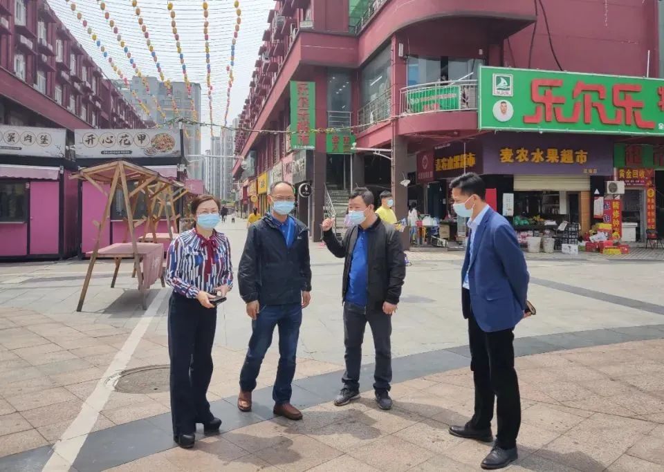 鐘序輝察看楓林產(chǎn)業(yè)公司物業(yè)服務(wù)項(xiàng)目點(diǎn)工作情況