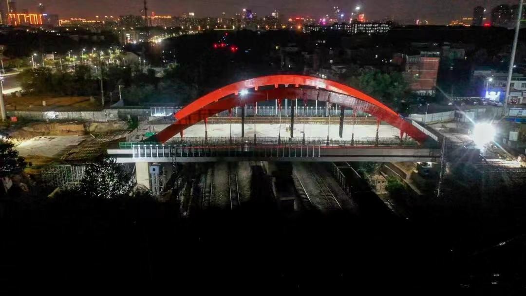 全國首次！6400噸跨車站系桿拱混凝土梁頂推施工完成！